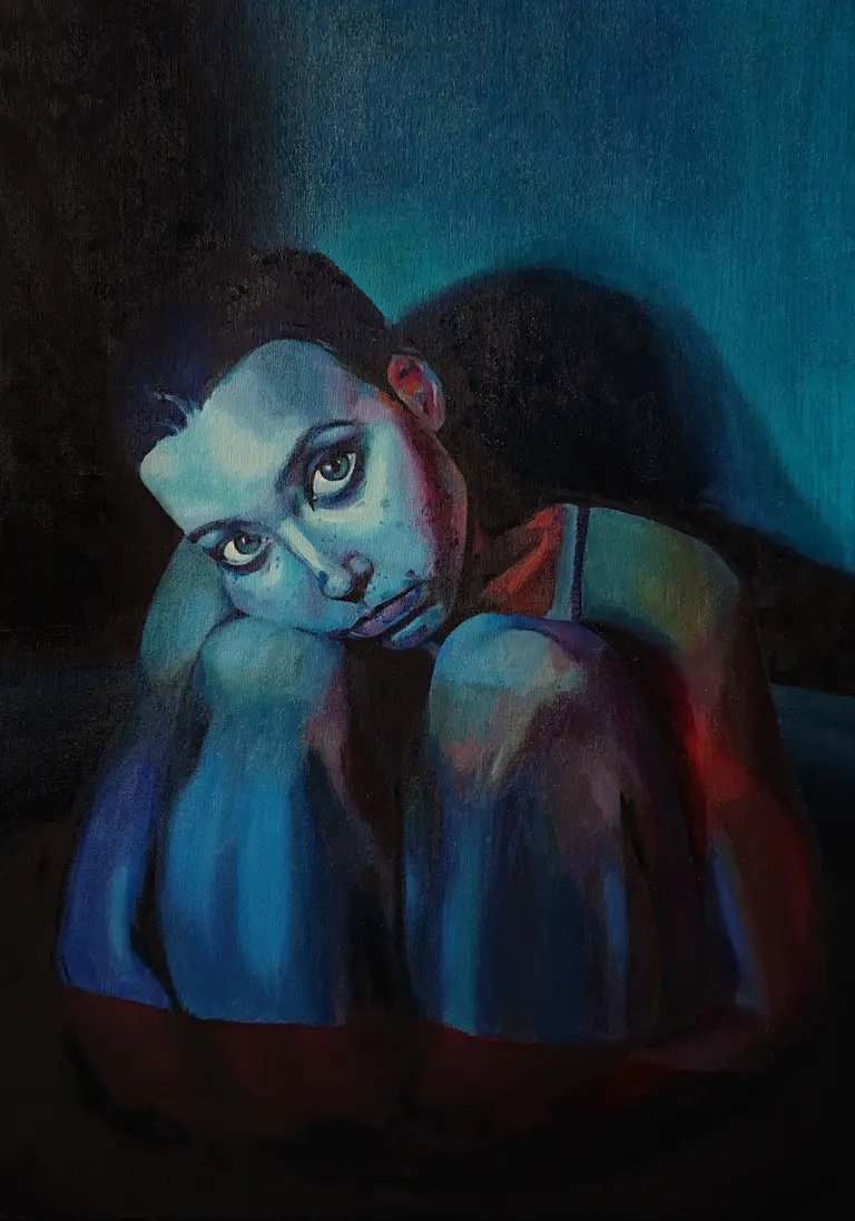 Jagoda Laprus. Obraz olejny 70x50cm. Tajemniczy niebieski portret przedstawiający kobietę siedzącą w wodzie ze wzrokiem wpatrującym się w widza