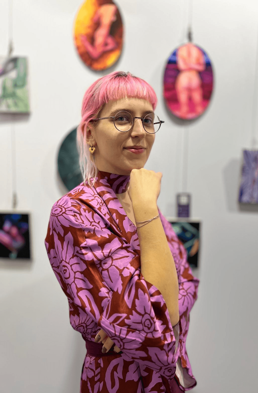 Jagoda Laprus, painter, in front of her paintings
