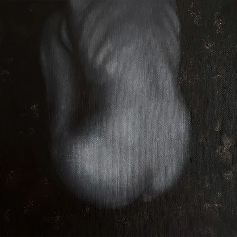 Jagoda Laprus. Obraz olejny 18x18cm. Czarno białe kobiece plecy na czarnym abstrakcyjnym tle 