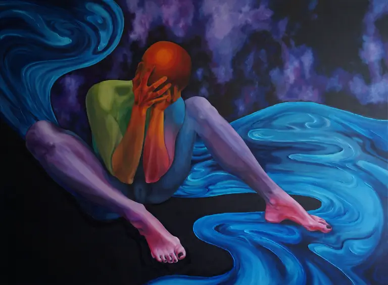 Jagoda Laprus. Obraz 100x140cm. Emocjonalny akt kobiecy osadzony w surrealistycznej przestrzeni przedstawiający siedzącą postać w kolorach tęczy kryjącą twarz w dłoniach na tle wijących się fal i gęstych chmur