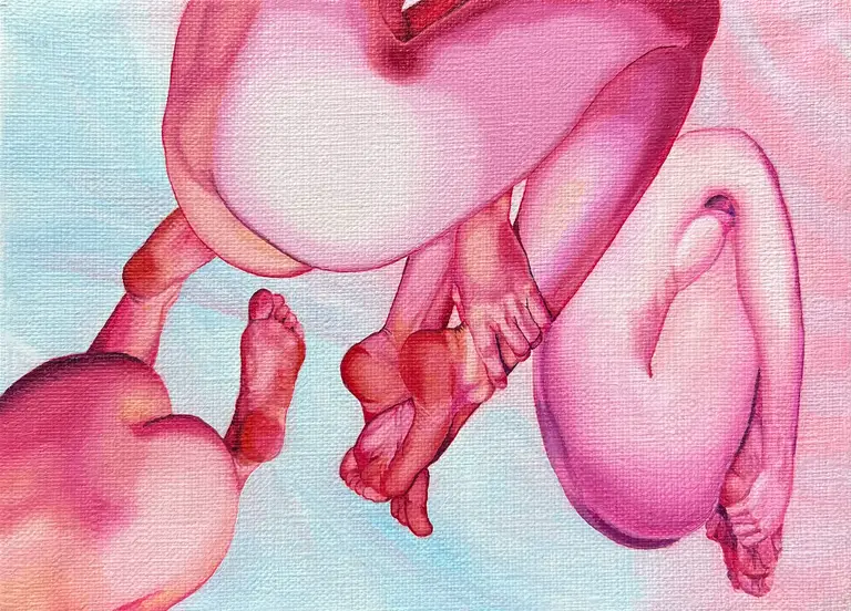 Jagoda Laprus. Obraz olejny 13x18cm. Trzy kobiece akty w odcieniach różu i brzoskwini trzymające się za stopy i unoszące się w abstrakcyjnej przestrzeni