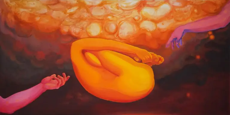 Jagoda Laprus. Dzieło 80x160cm. Horyzontalny obraz olejny w żywych ciepłych kolorach ukazujący nieważkie nagie ciało w pozycji embrionalnej ku któremu z lewej i prawej strony sięgają ręce nawiązujące do Stworzenia Adama Michała Anioła