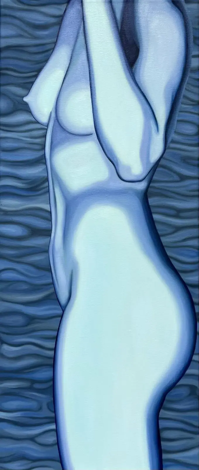Jagoda Laprus. Obraz olejny 70x30cm. Dzieło w szaro-niebieskich kolorach przedstawiający stojącą nagą kobietę na tle fal