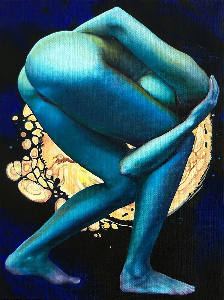 Jagoda Laprus. Obraz olejny 13x18cm. Kobieta stojąca bokiem zgięta w pasie obejmująca swoje nagie ciało na tle żółto granatowej abstrakcji