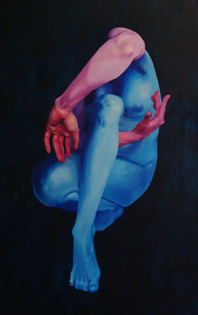 Jagoda Laprus. Obraz 140x100cm. Tajemniczy kobiecy akt olejny 140x100cm artystki Jagody Laprus ukazujący splątane ciało pozbawione głowy w kontrastowych odcieniach niebieskiego i różu na ciemnym płaskim tle