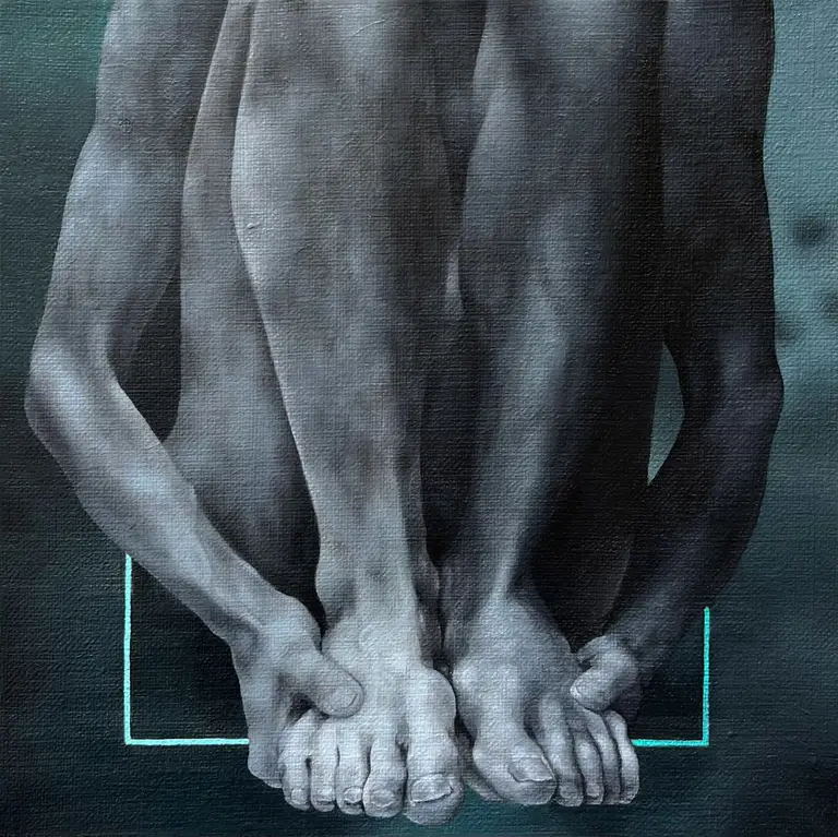 Jagoda Laprus. Obraz olejny 18x18cm. Męski czarno biały siedzący akt ze zgiętymi nogami trzymający się za stopy na ciemnym turkusowym tle
