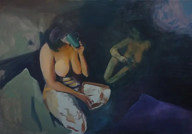 Jagoda Laprus. 70x100cm. Obraz olejny przedstawiający rozmazane sylwetki kobiet siedzące na kanapie kobieta po lewej stronie siedzi z odsłoniętymi piersiami i pije z kubka jej twarz przysłaniają ciemne włosy