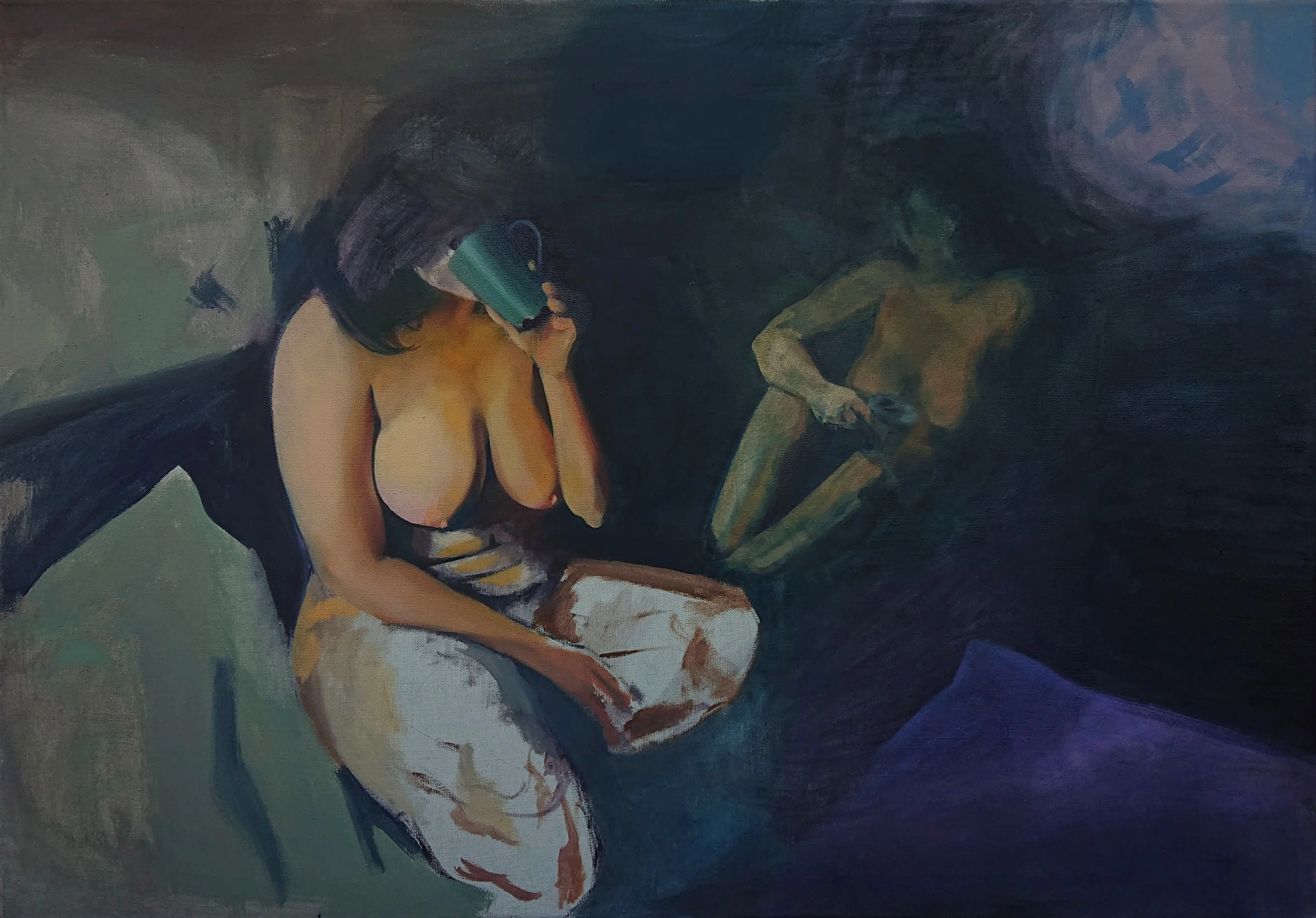Jagoda Laprus. 70x100cm. Obraz olejny przedstawiający rozmazane sylwetki kobiet siedzące na kanapie kobieta po lewej stronie siedzi z odsłoniętymi piersiami i pije z kubka jej twarz przysłaniają ciemne włosy