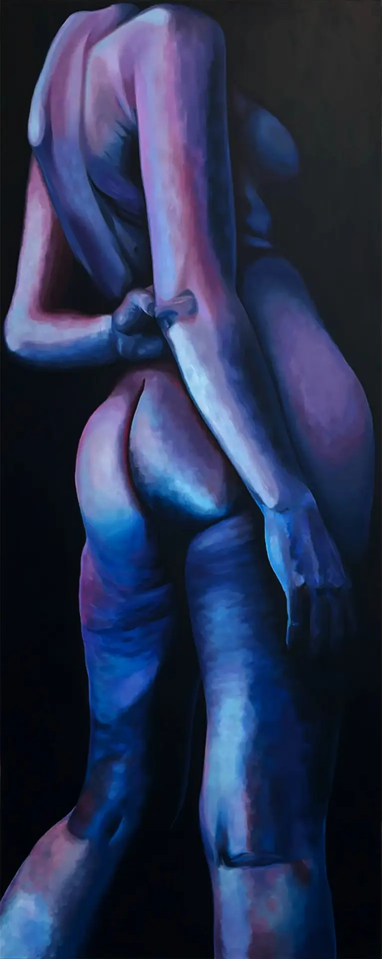 Jagoda Laprus. Obraz 150x60cm. Realistyczny akt olejny w wąskim formacie ukazujący kobietę od tyłu trzymającą się zza pleców za łokieć w stonowanych kolorach fioletu i granatu