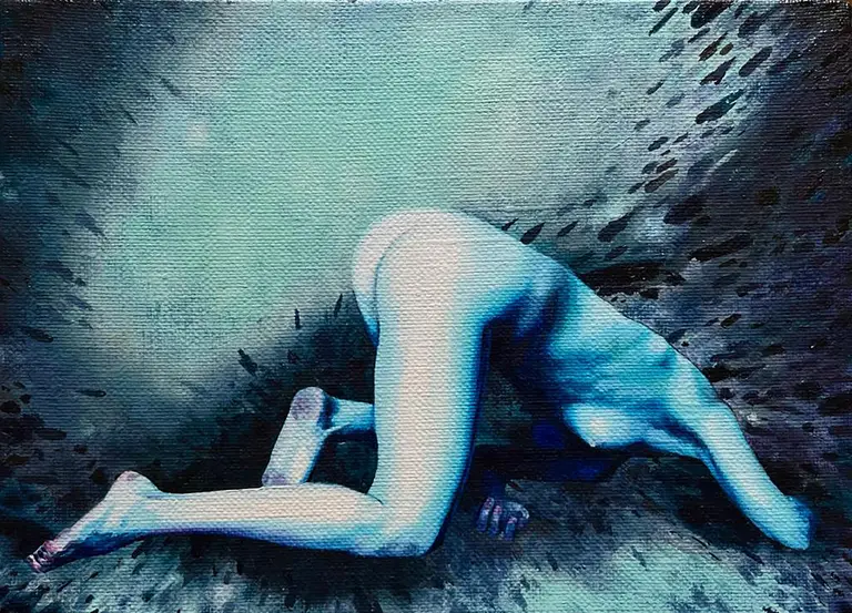 Jagoda Laprus. Obraz olejny 13x18cm. Niebieskie pochylone ciało kobiety na tle ciemnej abstrakcji