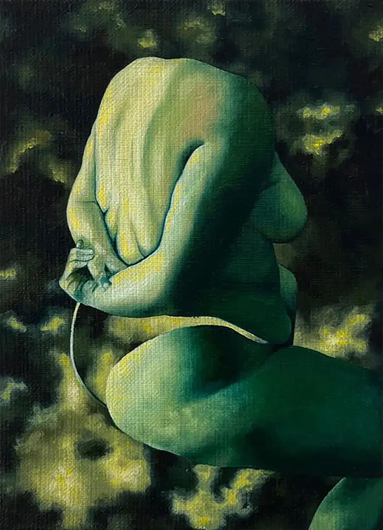 Jagoda Laprus. Obraz olejny 18x13cm. Siedząca tyłem kobieta z rękoma złączonymi na plecach na tle pochmurnego ciemnego niebia w odcieniach oliwkowej zieleni