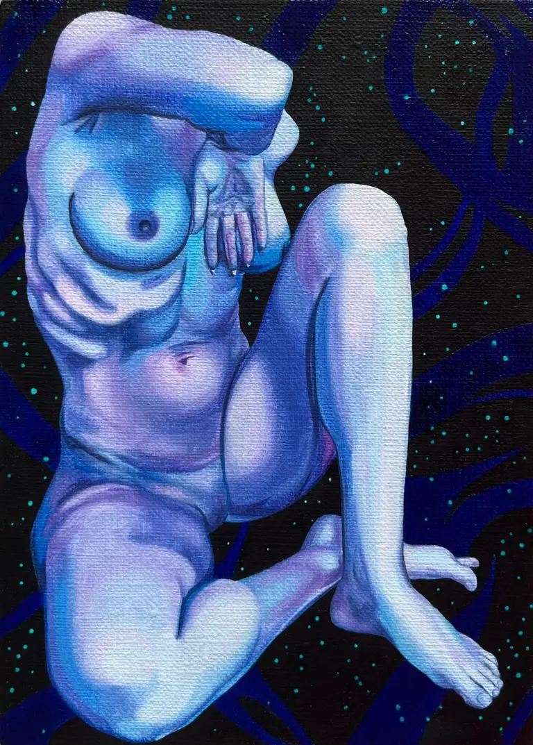 Jagoda Laprus. Obraz olejny 13x18cm. Siedzący akt kobiecy z uniesioną ręką i zgiętymi kolanami w odcieniach fiołkowym i niebieskim na ciemnym abstrakcyjnym tle