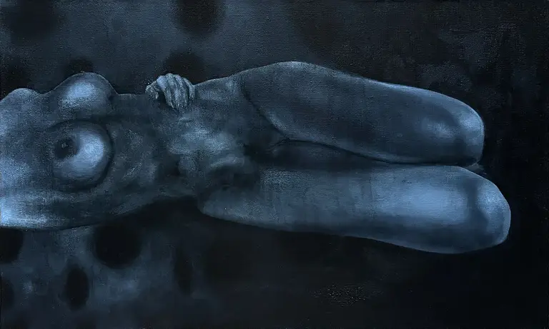 Jagoda Laprus akt olejny 30x50cm leżąca kobieta na abstrakcyjnym tle w czarno-białych kolorach częściowo zanurzona w ciemności
