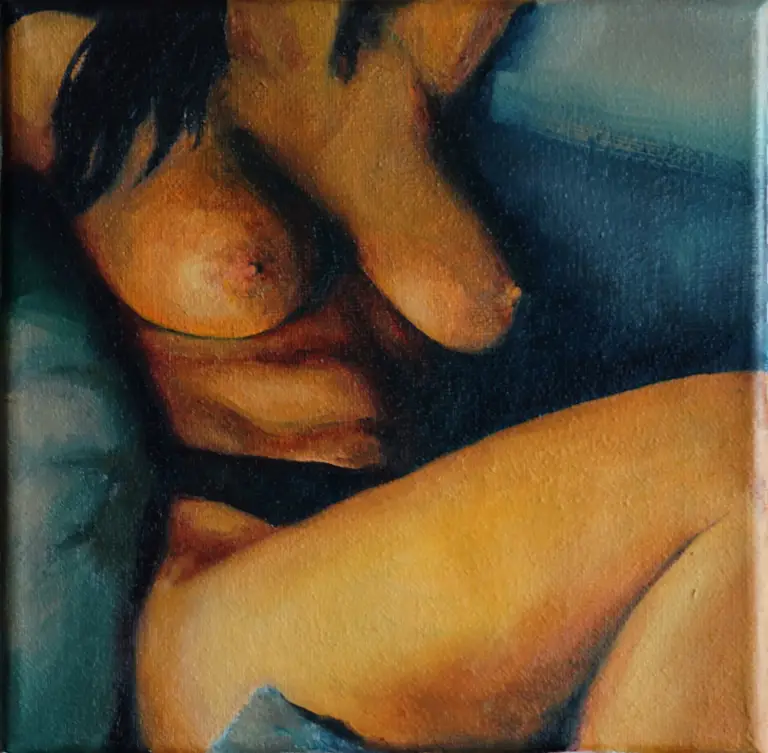 Jagoda Laprus. Obraz olejny 20x20cm. Naga kobieta z czarnymi włosami siedząca na kanapie w żółtym świetle