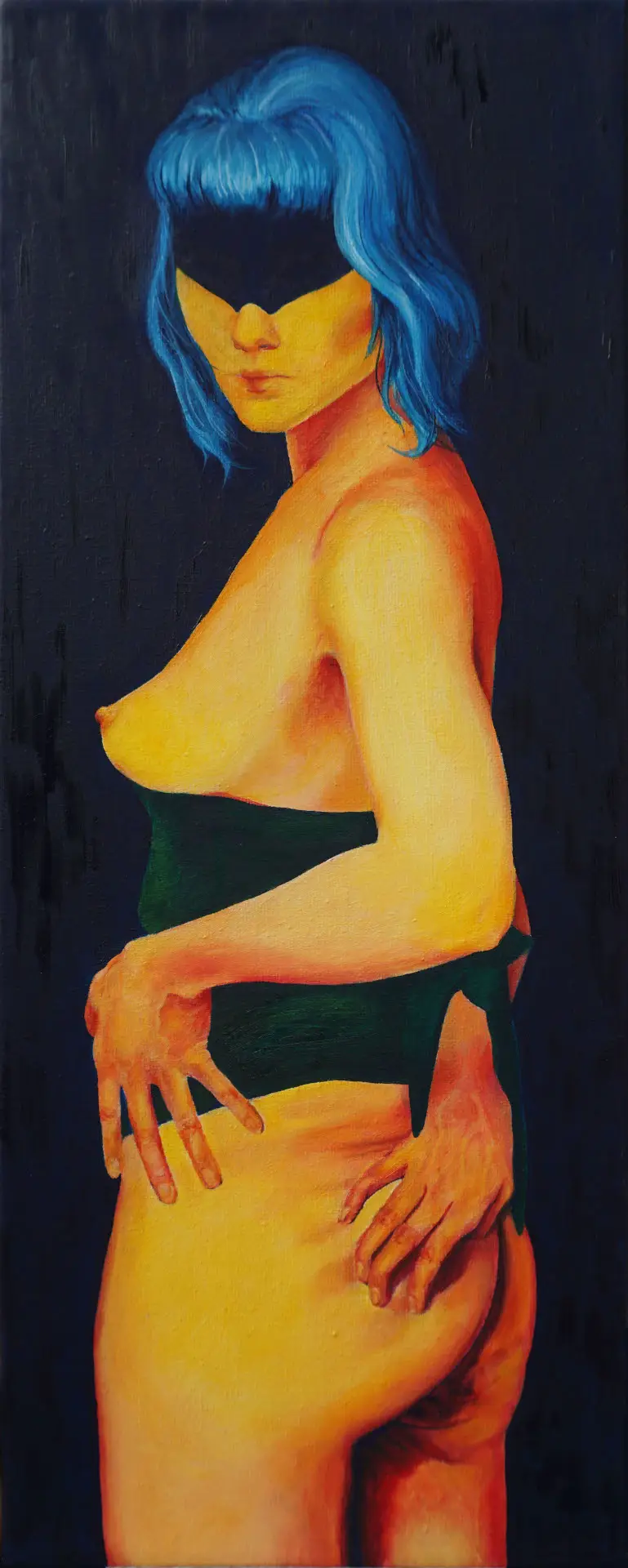 Jagoda Laprus współczesny figuratywny obraz olejny przedstawiający kobietę w gorsecie i przepasce na oczach z niebieskimi włosami falującymi na wietrze stojącą bokiem w żółto-pomarańczowych kolorach