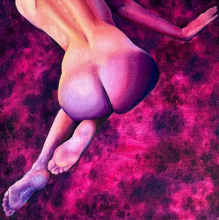 Jagoda Laprus. Obraz olejny 13x13cm. Siedzący akt kobiecy od tyłu na tle różowej abstrakcji