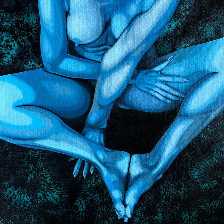 Jagoda Laprus. Kwadratowy obraz olejny 24x24cm. Niebiesko zielony akt przedstawiający kobietę w pozycji siedzącej przysłaniającą się rękoma